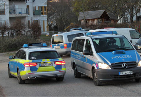 Insgesamt acht Fahrzeuge der Polizei waren vor Ort, um die Situation zu klären.