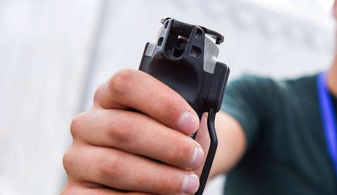 Trotz des Einsatzes von Pfefferspray ließ sich der Angreifer nicht beruhigen. Trotz des Einsatzes von Pfefferspray ließ sich der Angreifer nicht beruhigen.