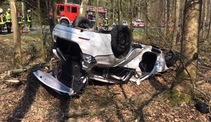 Feuerwehrkräfte mussten die Frau aus ihrem BMW befreien.