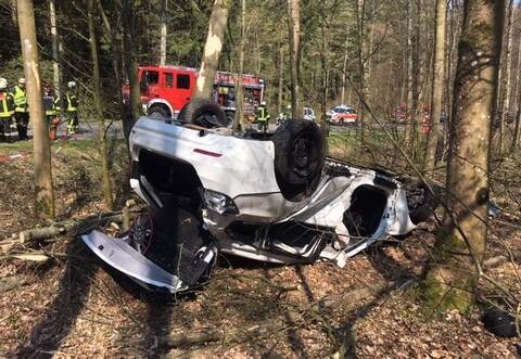 Feuerwehrkräfte mussten die Frau aus ihrem BMW befreien.