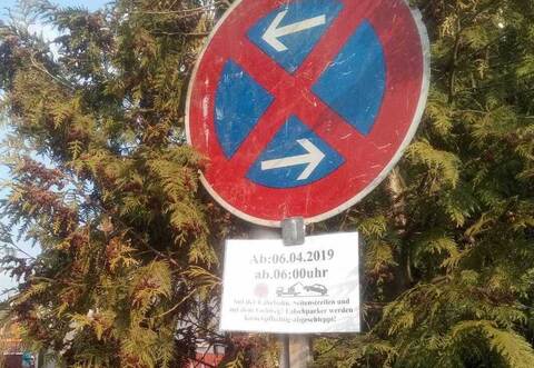 Kein allzu willkommener Anblick für die betroffenen Anwohner, die ob des absoluten Halteverbots nun ihre Fahrzeuge anderweitig parken müssen.