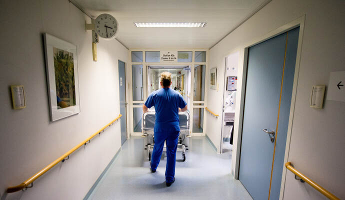 Im Krankenhaus erlag der 69-Jährige seinen schweren Verletzungen. Im Krankenhaus erlag der 69-Jährige seinen schweren Verletzungen.
