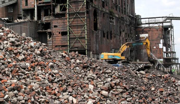 Im Rahmen des Bauschuttrecyclings kann entsprechendes Material auch in Waldwegen verbaut werden. Im Rahmen des Bauschuttrecyclings kann entsprechendes Material auch in Waldwegen verbaut werden.