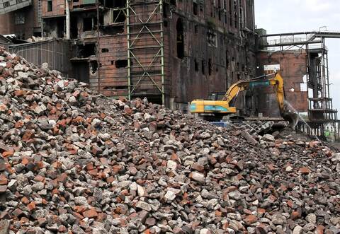 Im Rahmen des Bauschuttrecyclings kann entsprechendes Material auch in Waldwegen verbaut werden.