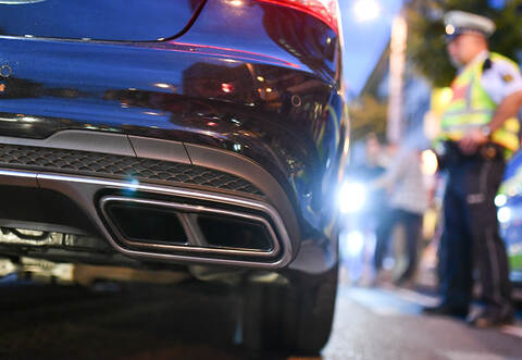 Die Polizei hat zwei getunte Autos beschlagnahmt, in denen gestohlene Teile verbaut waren.