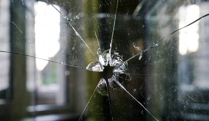 Vandalen schießen mit Stahlkugeln in Pforzheim und Mühlacker um sich. Der Sachschaden steht laut Polizei noch nicht fest. Vandalen schießen mit Stahlkugeln in Pforzheim und Mühlacker um sich. Der Sachschaden steht laut Polizei noch nicht fest.