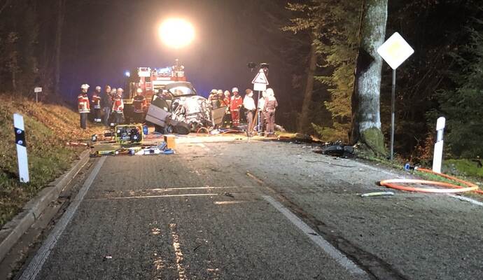 Nur noch tot konnte ein 24-jähriger Mazda-Fahrer aus Karlsbad aus seinem verunglückten Auto geborgen werden.