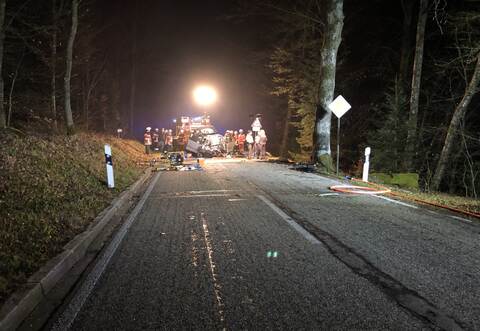 Nur noch tot konnte ein 24-jähriger Mazda-Fahrer aus Karlsbad aus seinem verunglückten Auto geborgen werden.