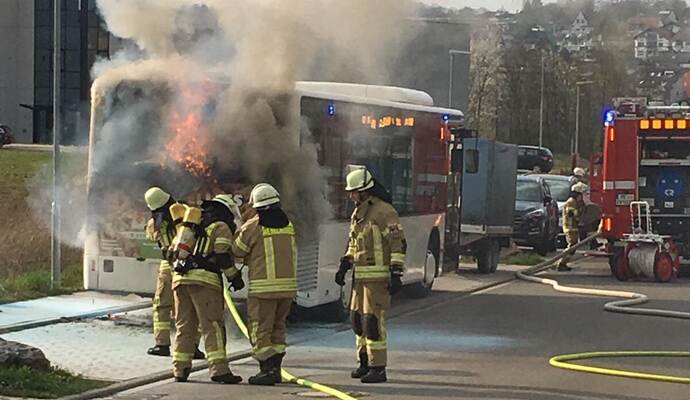 Mitten im Gewerbegebiet fing der Bus Feuer.