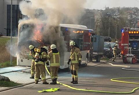 Mitten im Gewerbegebiet fing der Bus Feuer.