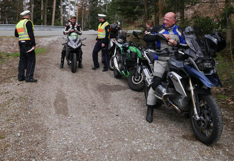 Bei der Kontrolle am Sonntag schauten die Beamten ganz genau hin.