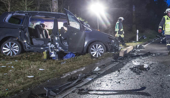 Ein Todesopfer und drei Schwerstverletzte hat der schwere Verkehrsunfall auf der B294 bei Bad Wildbad-Calmbach im April gefordert. Ein Todesopfer und drei Schwerstverletzte hat der schwere Verkehrsunfall auf der B294 bei Bad Wildbad-Calmbach im April gefordert.