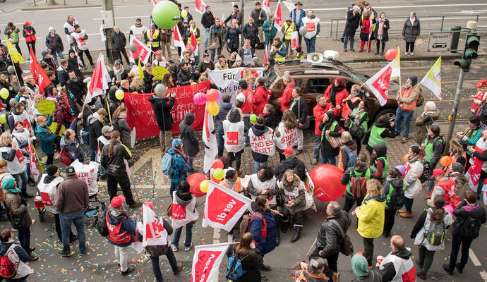 Ver.di hat zum Warnstreik aufgerufen. Das Archivbild zeigt Demonstranten bei einer Protestaktion von Ver.di in der Frankfurter Innenstadt vor eineinhalb Jahren.