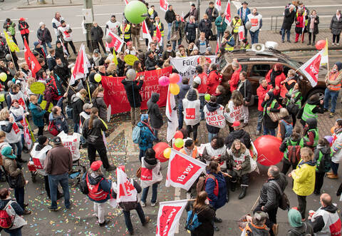Ver.di hat zum Warnstreik aufgerufen. Das Archivbild zeigt Demonstranten bei einer Protestaktion von Ver.di in der Frankfurter Innenstadt vor eineinhalb Jahren.