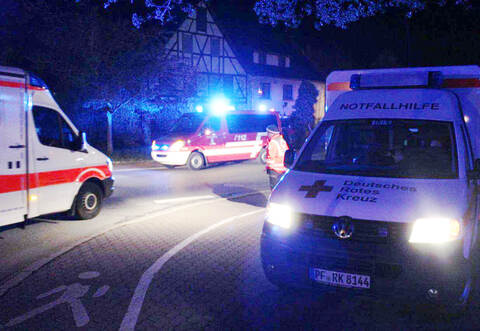 Die Besatzung eines DRK-Rettungswagens fuhr auf der Heimfahrt nach Tiefenbronn zufällig durch dichten Rauch gleich zum nächsten Einsatz.
