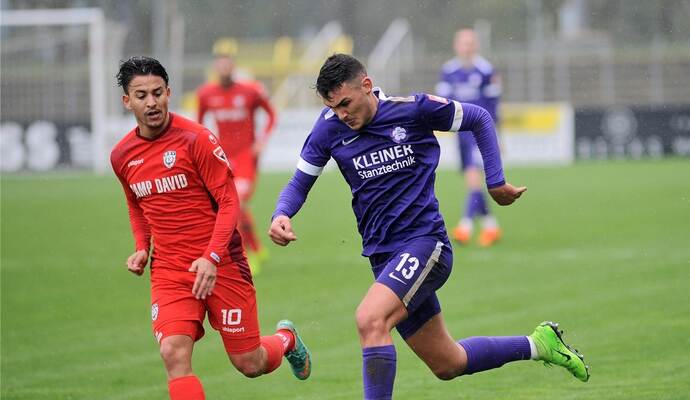 Marco Manduzio (Nr. 13) zieht an Dominic Sessa vorbei.