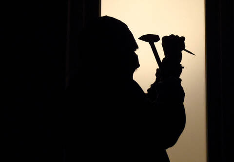 Der oder die unbekannten Täter verschafften sich über eine Laderampe Zutritt zum Gebäude.