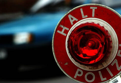 Als der 19-Jährige die Polizeibeamten bemerkte, flüchtete er.