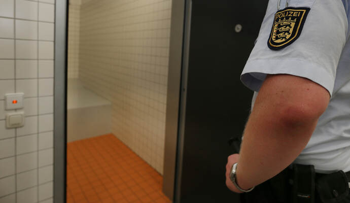 Weggeworfener Müll und Unrat auf einem Boulplatz führten zu Streit zwischen einem Ehepaar und dem 20-Jährigen.