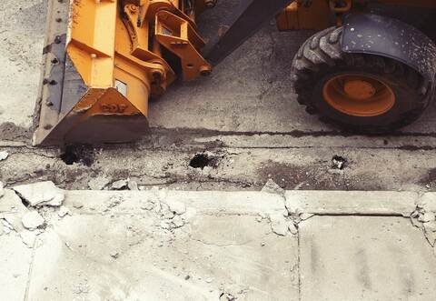 Der Fuß eines 30-Jährigen wurde vom Rad eines Baggers überrollt.