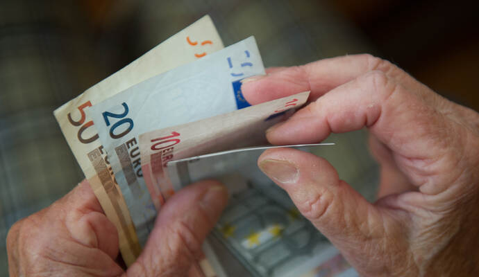 Die Rentnerin ging zur Bank und hob 9000 Euro ab. Dann fand die Geldübergabe statt. Die Rentnerin ging zur Bank und hob 9000 Euro ab. Dann fand die Geldübergabe statt.