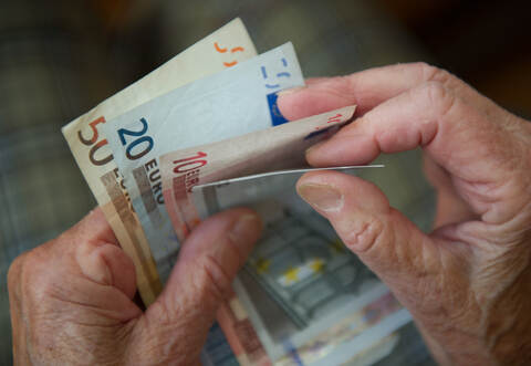 Die Rentnerin ging zur Bank und hob 9000 Euro ab. Dann fand die Geldübergabe statt.