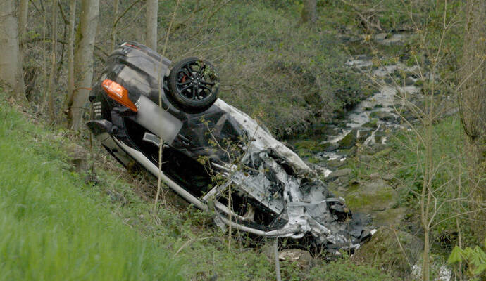 Ein Auto wurde von der Straße in einen Bach geschleudert.