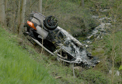 Ein Auto wurde von der Straße in einen Bach geschleudert.