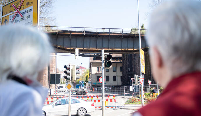 Ärgerlich für die Calwer: Die Unterquerung der Brücke ist für Autofahrer und Fußgänger nicht mehr möglich. Ärgerlich für die Calwer: Die Unterquerung der Brücke ist für Autofahrer und Fußgänger nicht mehr möglich.