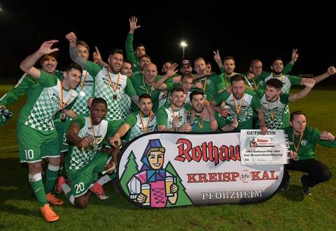 Zwei frühe Tore und ein 1:1 nach 90 Minuten - auf dem Platz des 1. FC Dietlingen musste das Finale im Pforzheimer Kreispokal in der Verlängerung entschieden werden. Mit 2:1 besiegte der FV Öschelbronn (Foto) den FV 08 Göbrichen nach einem spannenden Pokalfight.