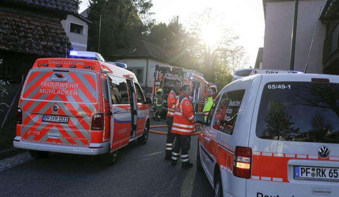Feuerwehr und Rettungsdienst waren am Sonntagabend zu einem Brand in Enzberg geeilt. Feuerwehr und Rettungsdienst waren am Sonntagabend zu einem Brand in Enzberg geeilt.