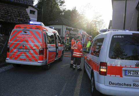 Feuerwehr und Rettungsdienst waren am Sonntagabend zu einem Brand in Enzberg geeilt.