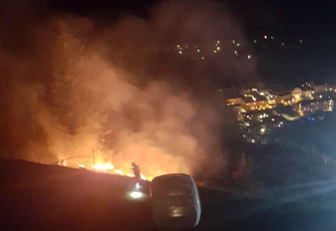 Hoch über Bad Wildbad war ein Hang am Sommerberg in Brand geraten, weil dort wohl die Glut einer Shisha nicht richtig entsorgt worden war.  Im Vordergrund der Schlafwürfel Sleeperoo.
 