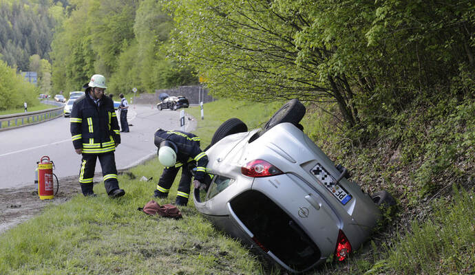 Der Opel überschlug sich nach dem Frontalzusammenstoß und blieb auf dem Dach liegen.