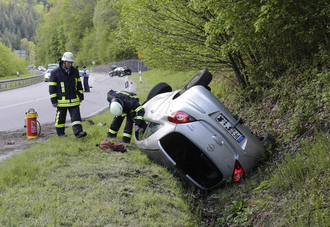 Der Opel überschlug sich nach dem Frontalzusammenstoß und blieb auf dem Dach liegen.