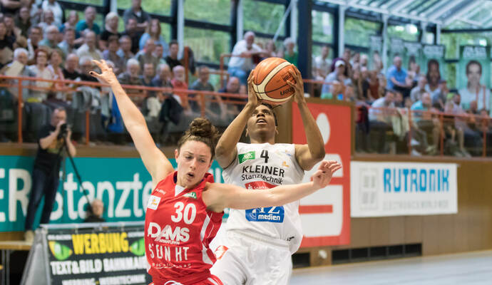 Pflückt sich den Rebound: Kelterns Kimberley Pierre-Louis (rechts) gegen Beatrice Attura vom Herner TC. Pflückt sich den Rebound: Kelterns Kimberley Pierre-Louis (rechts) gegen Beatrice Attura vom Herner TC.