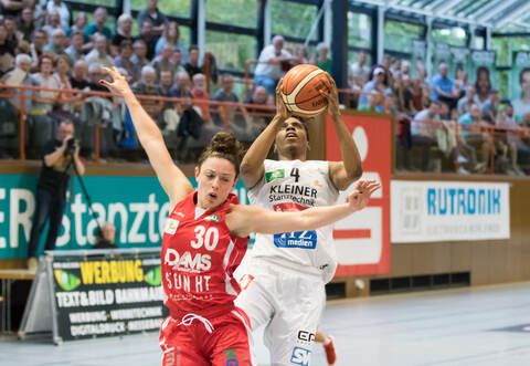 Pflückt sich den Rebound: Kelterns Kimberley Pierre-Louis (rechts) gegen Beatrice Attura vom Herner TC.