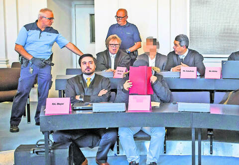 Wer trägt welche Verantwortung? Der Hauptbeschuldigte (verpixelt) und die drei Mitangeklagten (hinter Mappen) samt ihrer Anwälte im Schwurgerichtssaal.