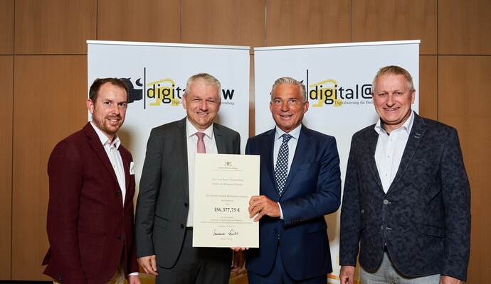 Straubenhardts Bürgermeister Helge Viehweg und  Zweckverbandsvorsitzender Jörg-Michael Teply (von links) sowie Thomas Blenke MdL (rechts) freuen sich über den Förderbescheid, den sie aus den Händen von Innenminister Thomas Strobl (Zweiter von rechts) erhielten.
