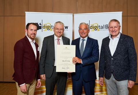 Straubenhardts Bürgermeister Helge Viehweg und  Zweckverbandsvorsitzender Jörg-Michael Teply (von links) sowie Thomas Blenke MdL (rechts) freuen sich über den Förderbescheid, den sie aus den Händen von Innenminister Thomas Strobl (Zweiter von rechts) erhielten.