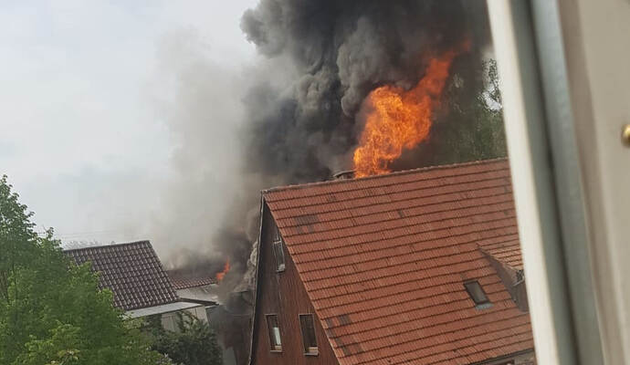 Ein Scheunenbrand im Knittlinger Stadtteil Kleinvillars hat ein Großaufgebot an Feuerwehren beschäftigt.