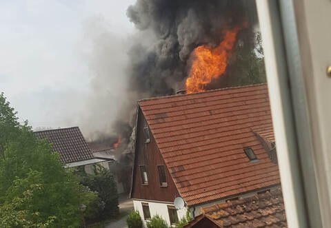 Ein Scheunenbrand im Knittlinger Stadtteil Kleinvillars hat ein Großaufgebot an Feuerwehren beschäftigt.