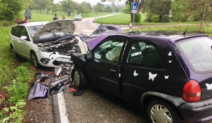 Zwei Autos sind am Freitagmorgen zwischen Wiernsheim und Wurmberg frontal aufeinander geprallt.