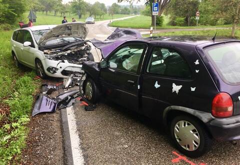 Zwei Autos sind am Freitagmorgen zwischen Wiernsheim und Wurmberg frontal aufeinander geprallt.