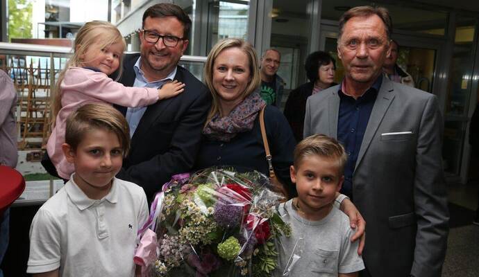 Martin Steiner (links) mit Frau und Kindern wurde von Wahlleiter Hartmut Ochner über seine Bestätigung im Schultes-Amt informiert.