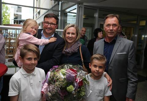 Martin Steiner (links) mit Frau und Kindern wurde von Wahlleiter Hartmut Ochner über seine Bestätigung im Schultes-Amt informiert.