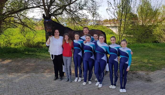 Die L-Gruppe von Pegasus Mühlacker hat es geschafft: Das Team darf mit Pferd Abenteuer und Trainerin Viola Schubert (in weiß) beim bundesweiten Vergleichswettkampf antreten.