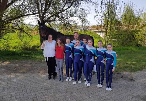Die L-Gruppe von Pegasus Mühlacker hat es geschafft: Das Team darf mit Pferd Abenteuer und Trainerin Viola Schubert (in weiß) beim bundesweiten Vergleichswettkampf antreten.