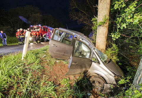 Warum der 30-Jährige von der Straße abkam und einen Abhang hinunterfuhr, ist nicht klar.
