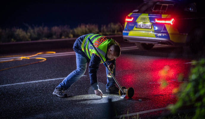 Spurensuche am Unfallort: Die Polizei hatte schnell einen hohen Fahndungsdruck aufgebaut, was den Unfallfahrer dazu brachte, sich bei der Polizei zu stellen. Spurensuche am Unfallort: Die Polizei hatte schnell einen hohen Fahndungsdruck aufgebaut, was den Unfallfahrer dazu brachte, sich bei der Polizei zu stellen.